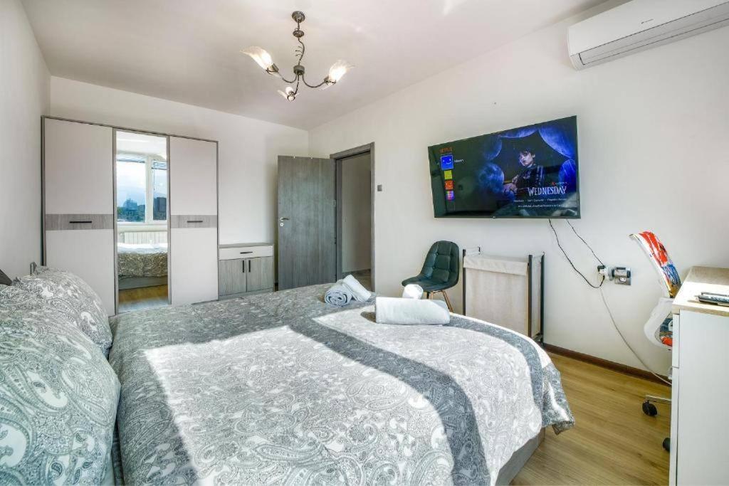 Apartment Supernova